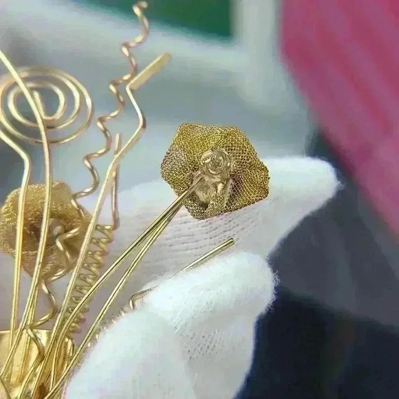 Vintage Gold-toned mesh flowers brooch - Picture 9 of 17